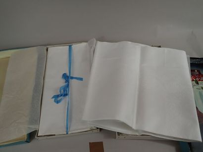 Deux boîtes contenant chacune une nappe et...