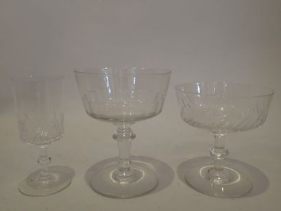 Partie de service de verres en cristal comprenant...