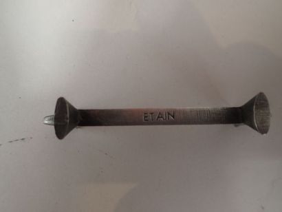 Ensemble de six porte-couteaux en étain à...