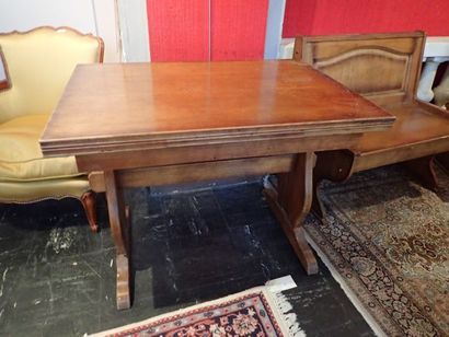 Coin repas en chêne comprenant une table...