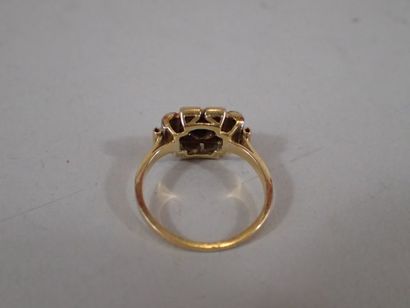 Bague en or à chaton carré serti d'un petit...