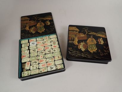 Jeu de mahjong en bois noirci et peint polychrome...