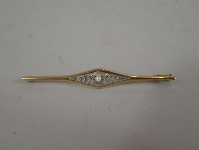 Broche barette en or jaune le centre serti...