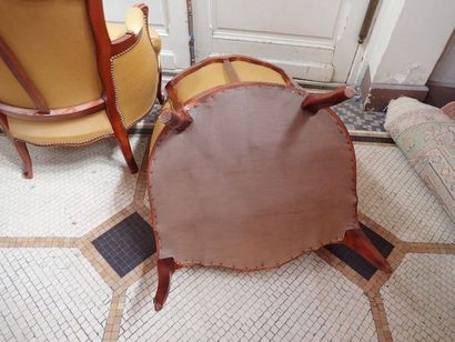 Paire de bergères et une chauffeuse en hêtre...