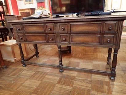 Commode en chêne, ouvrant par quatre tiroirs...