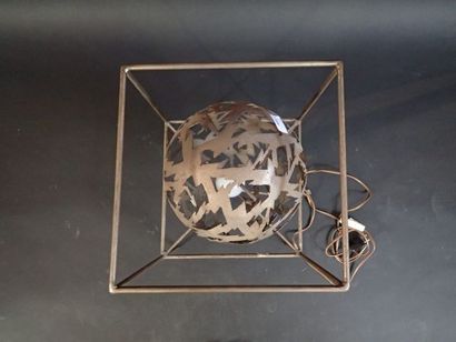 Lampe sphérique dans une cage à piètement...