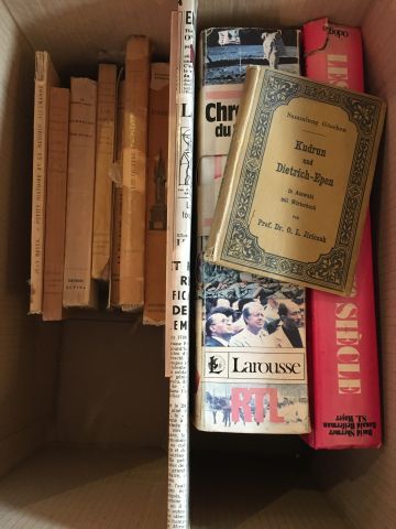 Carton de livres brochés comprenant notamment...