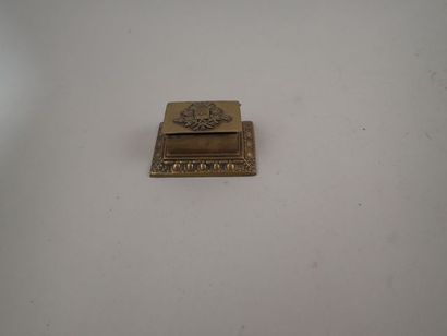Boite à timbres en laiton à décor des armes...