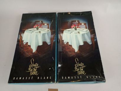 Deux boîtes contenant chacune une nappe et...