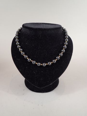 Collier en perles hématites et intercalaires...