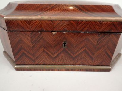 Coffret octogonal en placage de palissandre...