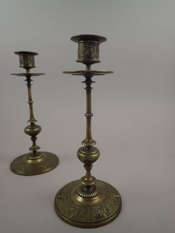 Paire de petits bougeoirs en bronze à décor...