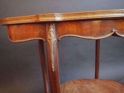 Petite table de milieu de forme chantournée...