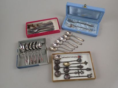 Ensemble de couverts dépareillés, dont ALFENIDE,...