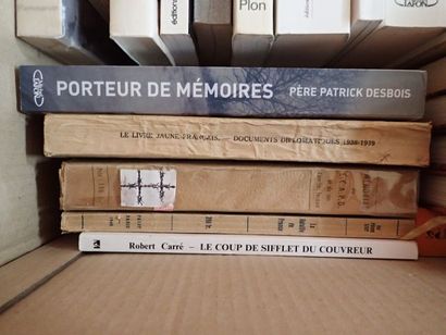 Importante mannette de livres brochés et...