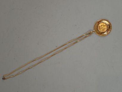 Pendentif en or jaune centré d'une pièce...