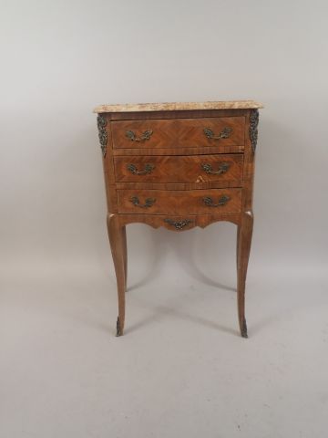 Petite commode en bois de placage de forme...