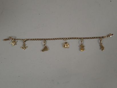 Bracelet en or jaune orné de six pendeloques.

Poids...