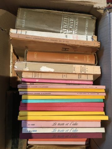 Carton de livres brochés comprenant notamment...