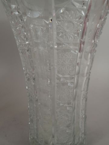 Grand vase en cristal taillé de Lorraine....