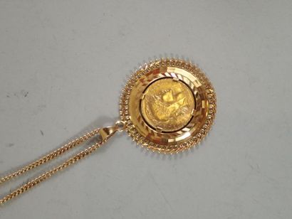 Pendentif en or jaune centré d'une pièce...