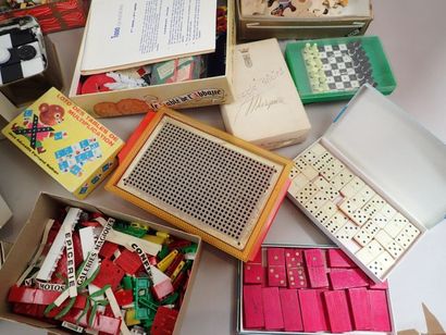 Mannette de jeux et jouets à découvrir, dont...