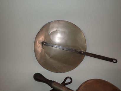 Lot de cuivre comprenant 3 casseroles dont...
