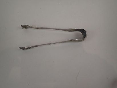 Pince à sucre en argent à décor guilloché...