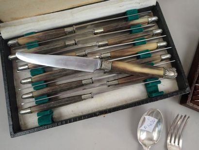 Lot de métal argenté comprenant 12 fourchettes...