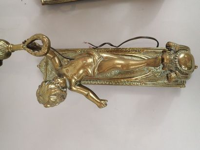 Paire d'appliques en bronze et laiton à un...