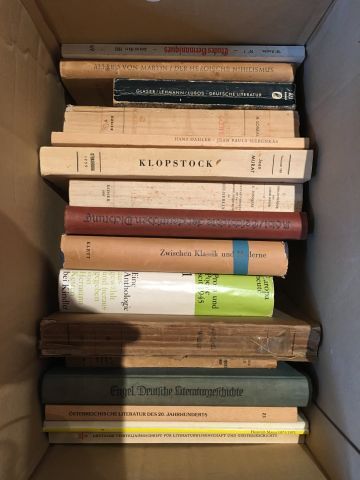 Carton de livres brochés. En l'état.