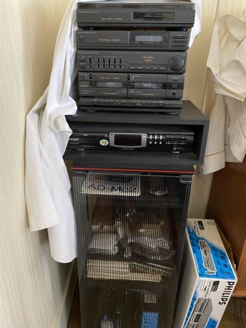 (SUITE PHOTOS LOT 3) ENTIER MOBILIER D'UNE...
