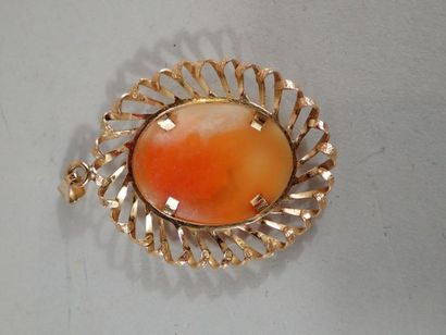 Pendentif camée coquille, monture en or jaune.

Poids...