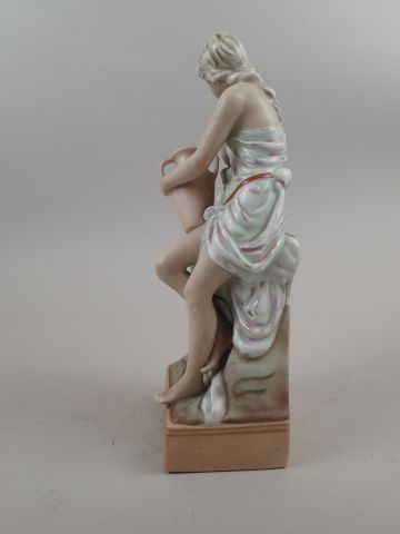 Statuette en porcelaine polychrome figurant...