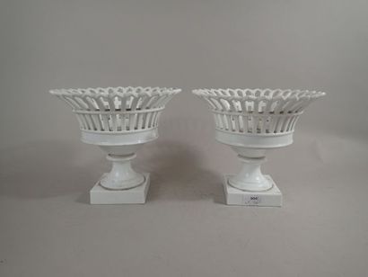 Paire de corbeilles à décor ajouré en porcelaine...