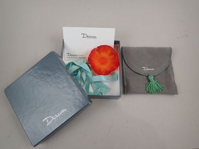 DAUM France. Fleur en cristal rouge satiné....