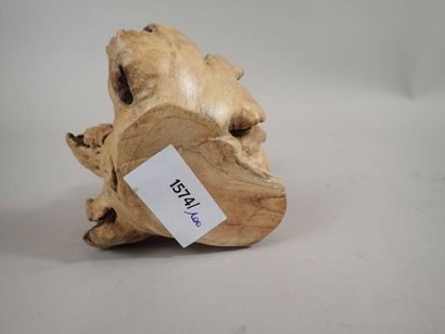 Groupe en bois sculpté figurant des champignons....
