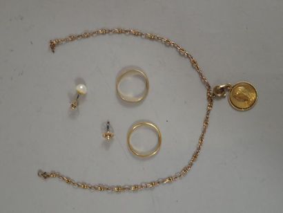 Ensemble de débris d'or comprenant deux alliances,...