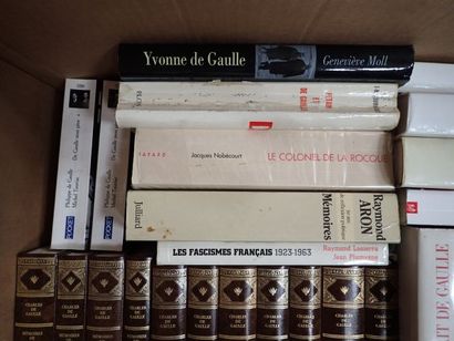 Importante et intéressante mannette de livres...