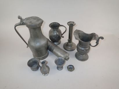 Mannette de pièces de forme en étain, comprenant...