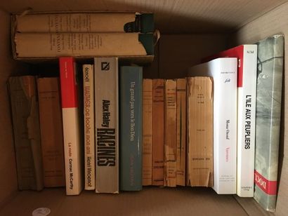 Carton de livres brochés. En l'état.
