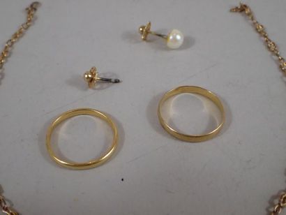 Ensemble de débris d'or comprenant deux alliances,...