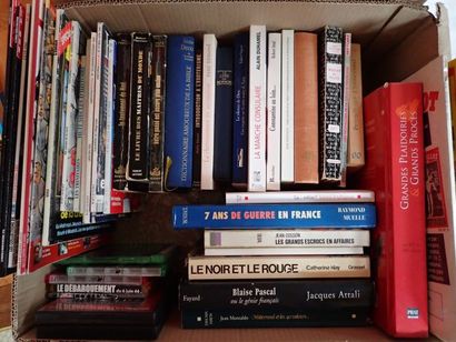 Importante mannette de livres brochés et...