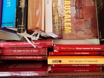 Importante mannette de livres brochés et...