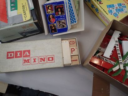 Mannette de jeux et jouets à découvrir, dont...