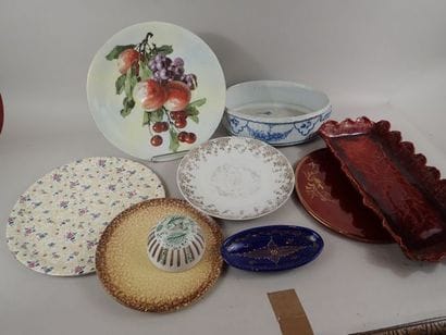 Mannette comprenant différents plats en porcelaine...