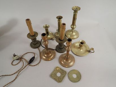 Mannette de bougeoirs et flambeaux en laiton...