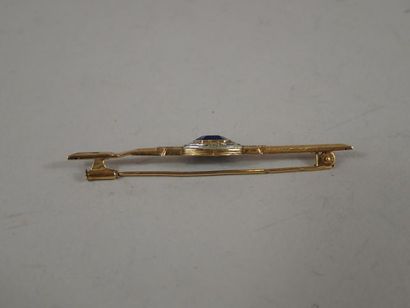 Petite broche en or jaune centrée d'une pierre...