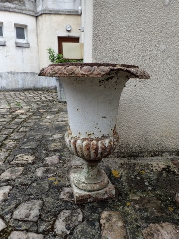 Ensemble comprenant trois vases Médicis en...