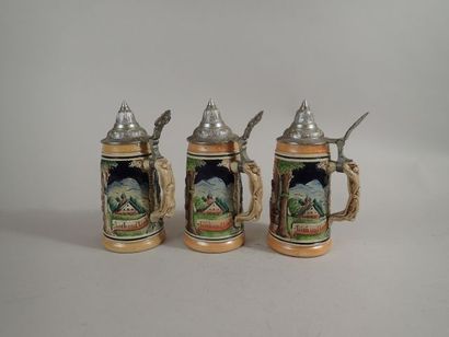 Suite de trois chopes à bière en faience...